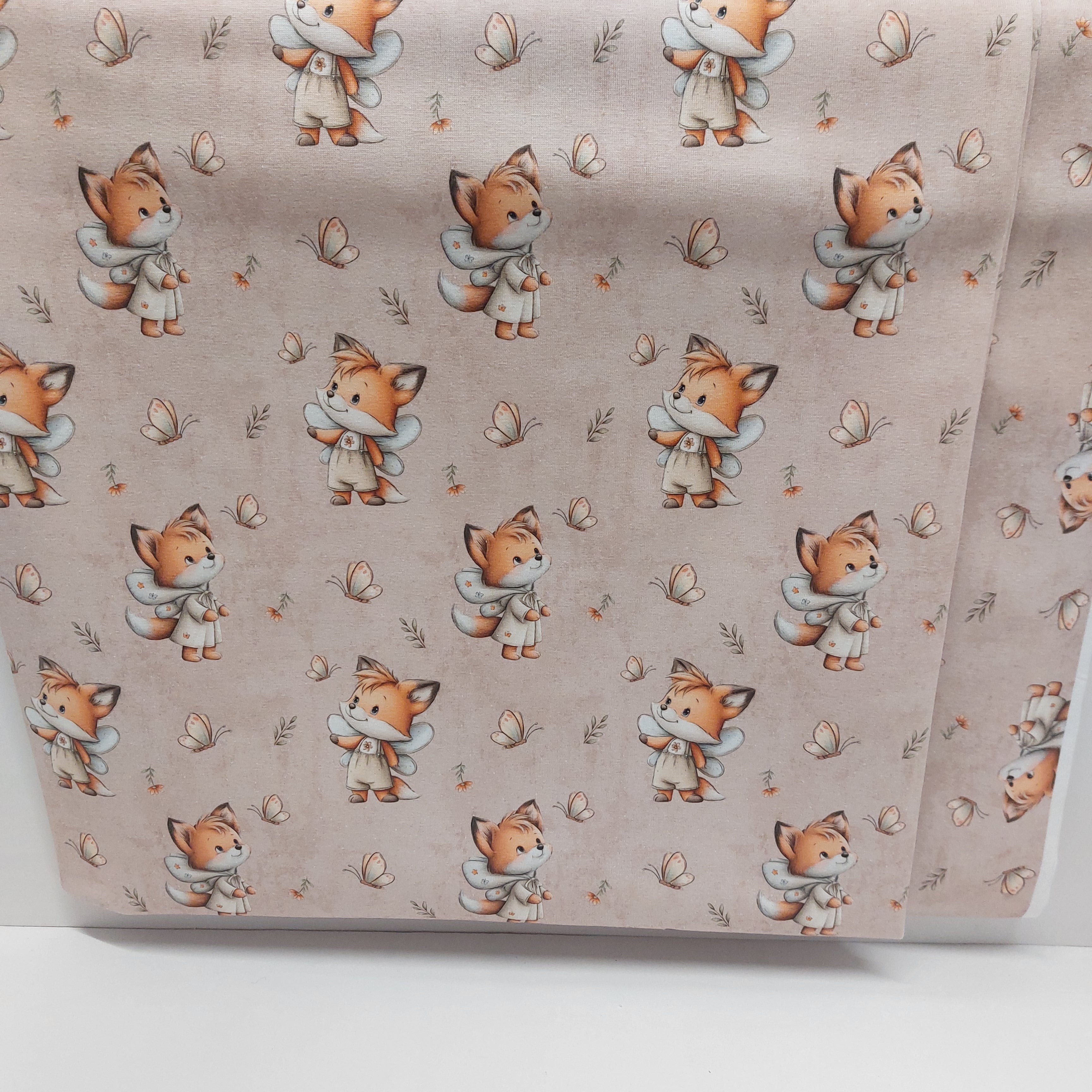 Kleiner Fuchs mit Schmetterling