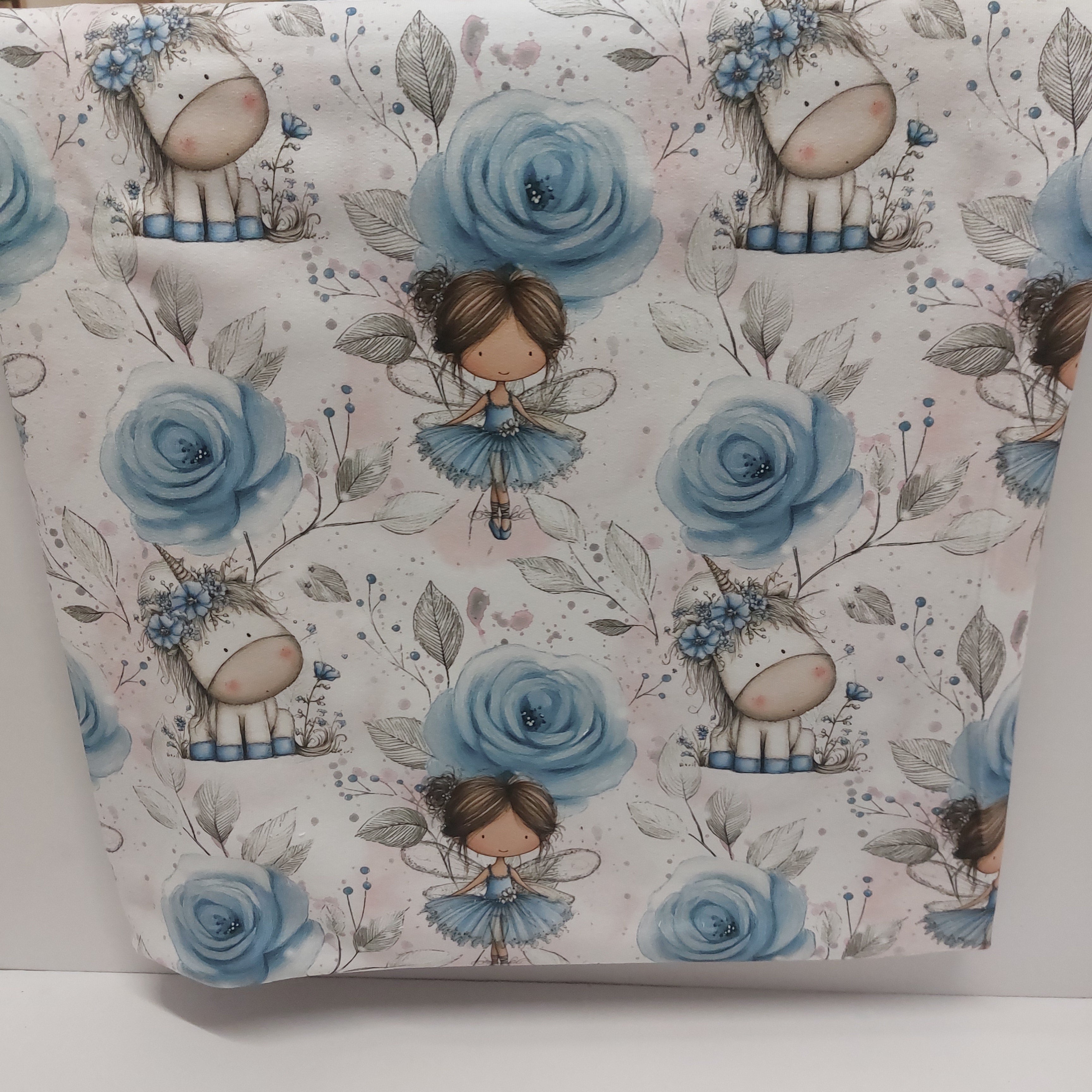 Einhörnchen mit Fee und Blumen