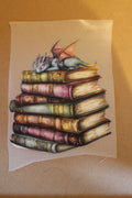 Drache auf Büchern , klein