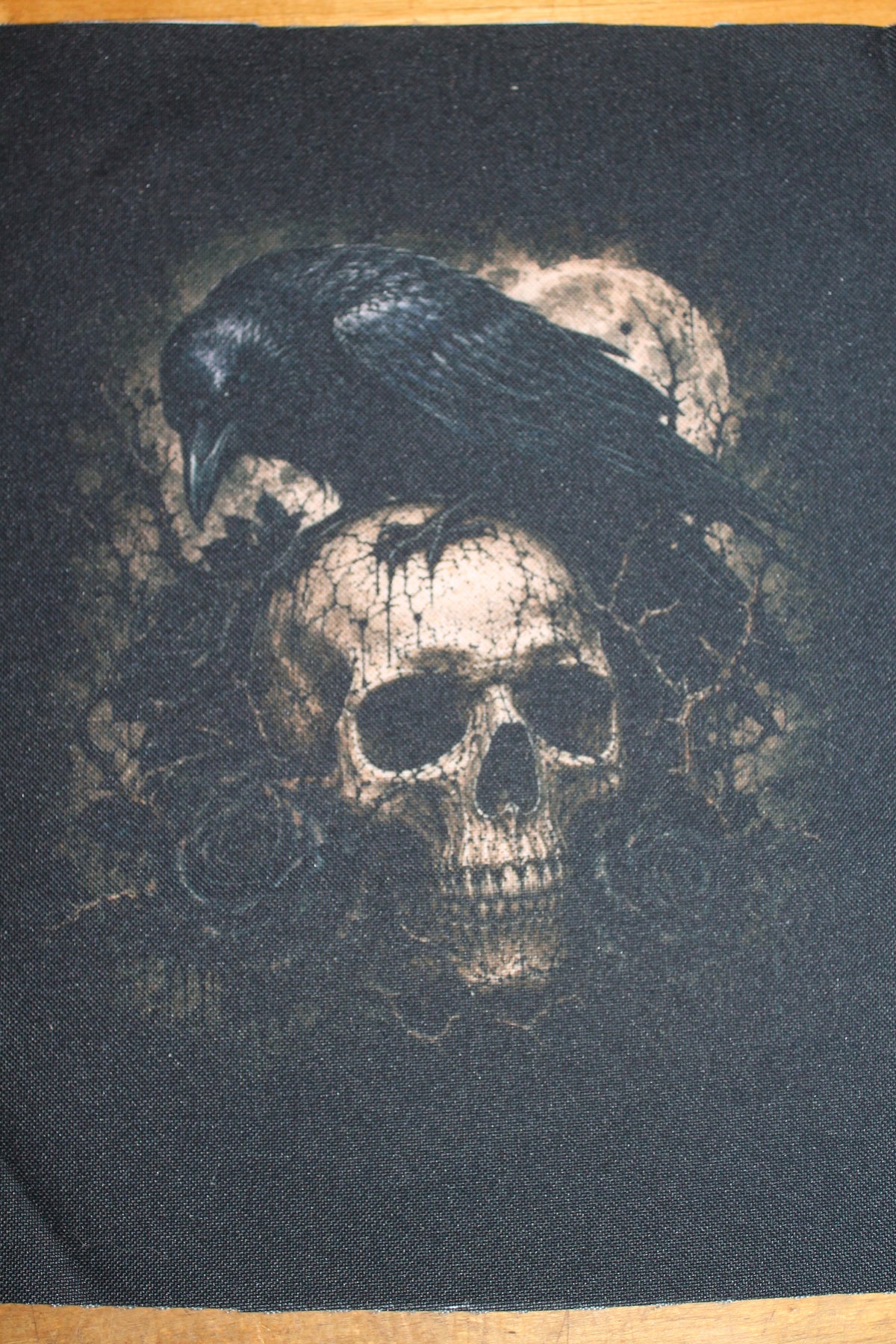 Rabe mit Totenkopf