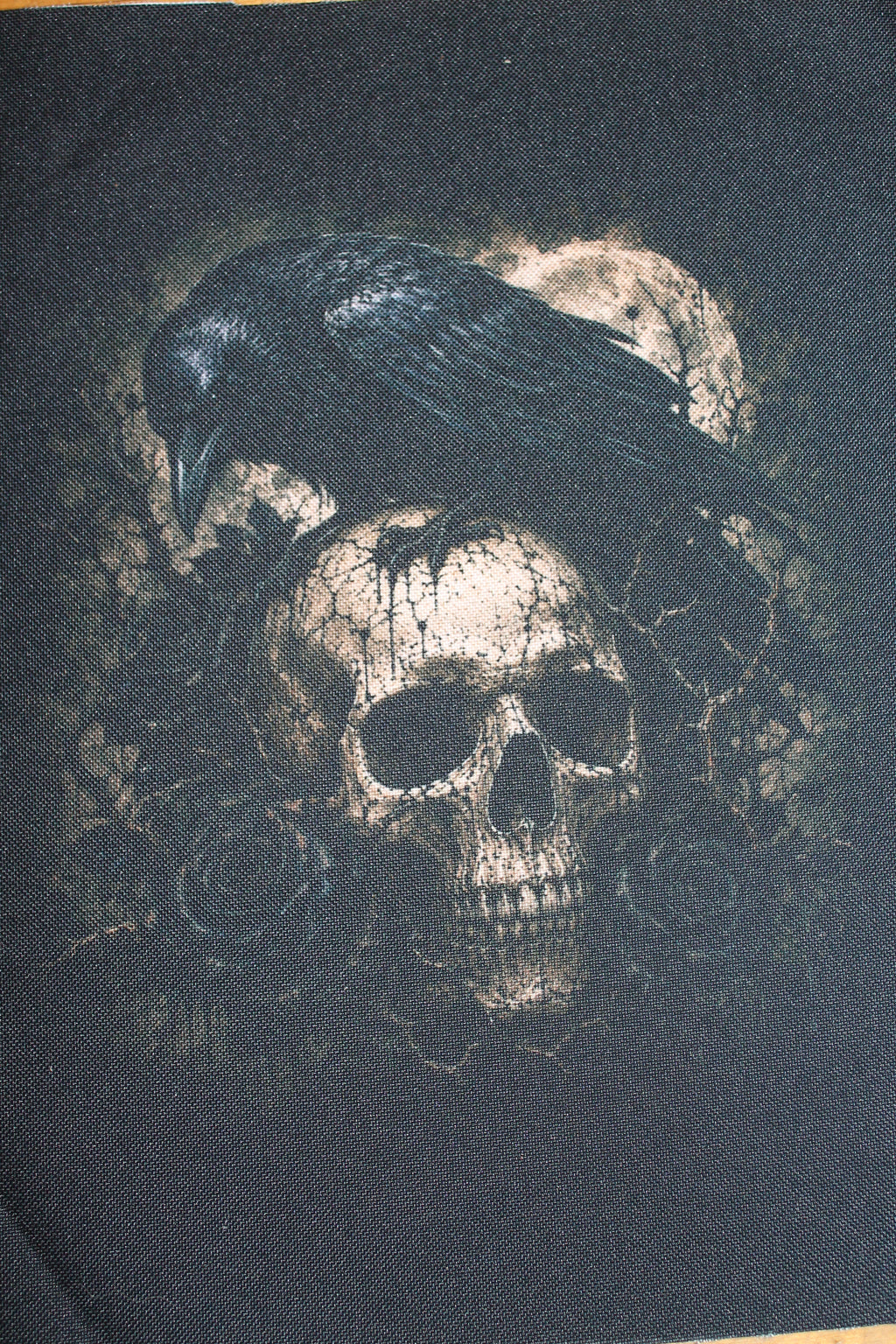 Rabe mit Totenkopf