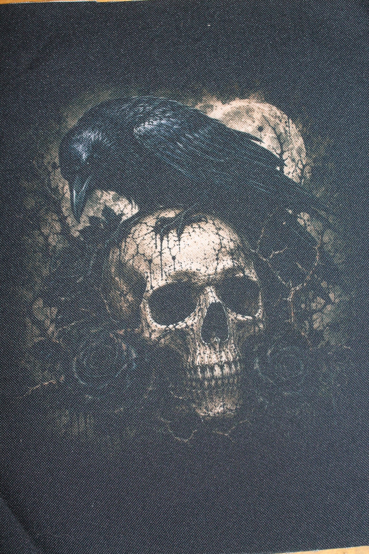 Rabe mit Totenkopf